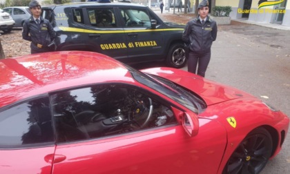 Sequestrata una falsa Ferrari F430, costruita "artigianalmente": denunciato 26enne