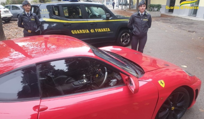 Sequestrata una falsa Ferrari F430, costruita “artigianalmente”: denunciato 26enne