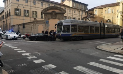 Auto blocca il passaggio del tram nel centro di Torino: è polemica
