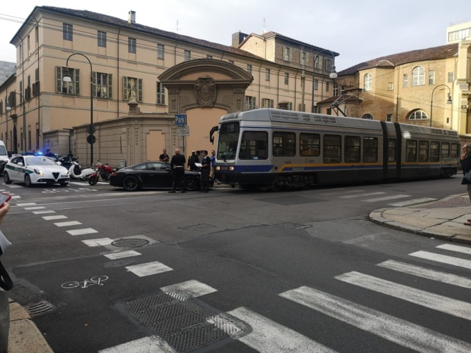 Auto blocca il passaggio del tram nel centro di Torino: è polemica