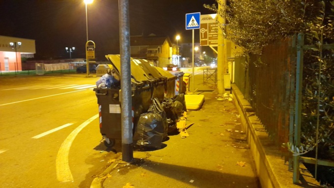 Nichelino, ancora marciapiedi impraticabili per colpa dei cumoli di spazzatura