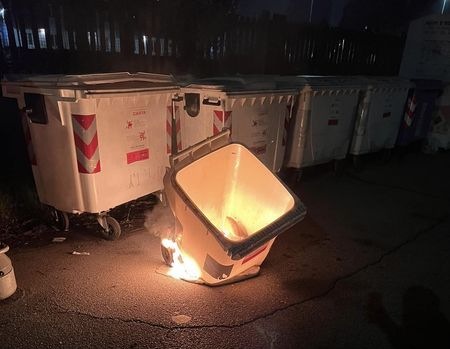 Nichelino, ignoti tornano a incendiare i cassonetti dei rifiuti