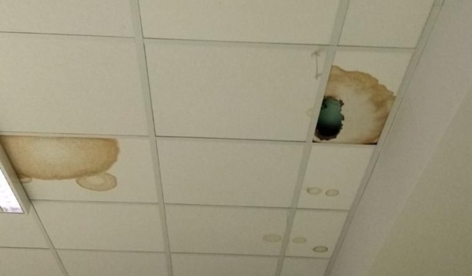 Trofarello, crollata una piccola porzione di controsoffitto nella scuola Rodari