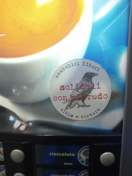 Palazzo di Giustizia, attaccato un “adesivo di solidarietà” all’anarchico Alfredo Cospito