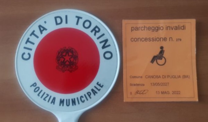 Parcheggia nel posto disabili esponendo un falso contrassegno: multa e auto rimossa