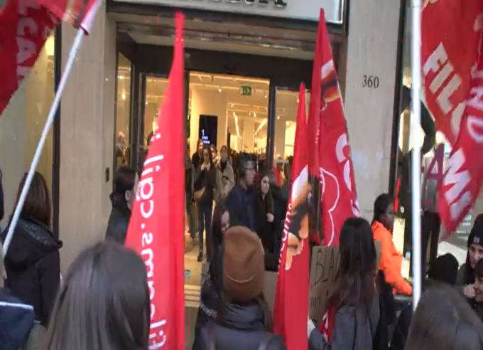 Black friday the day after: protesta dei lavoratori di Zara in via Roma