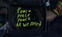 Atp, il tennista russo Rublev vince e scrive sulla videocamera: "Peace, peace, peace"