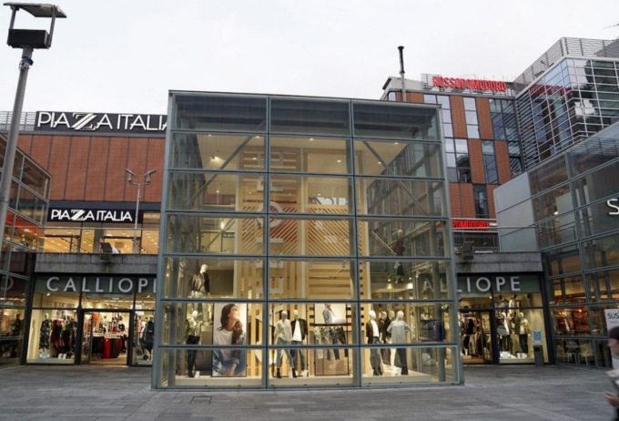 Si stacca una parete del centro commerciale e colpisce una 60enne