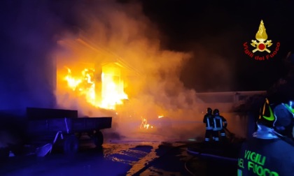 Castellamonte, incendio in un edificio agricolo: 350 rotoballe di fieno andate in fumo