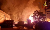 Piromani in azione nella notte: a fuoco alcuni capannoni industriali