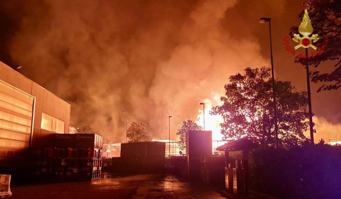 Piromani in azione nella notte: a fuoco alcuni capannoni industriali