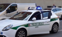 Sbanda con l'auto, poi si fa soccorre dagli agenti di Polizia Municipale di Carmagnola e li aggredisce