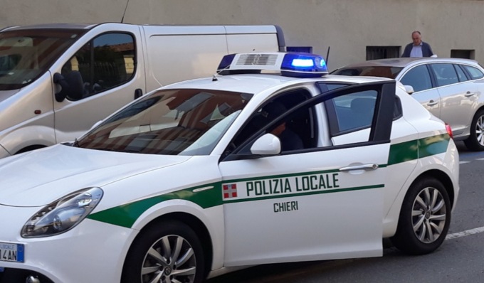 In giro in moto senza assicurazione e senza patente: 46enne denunciato