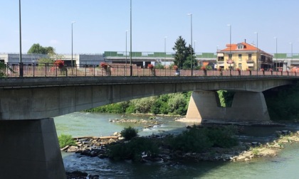 Cerca di gettarsi dal ponte Nuovo di Moncalieri ma viene salvato dalla Polizia Locale