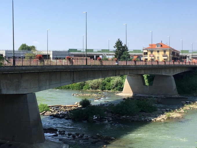 Cerca di gettarsi dal ponte Nuovo di Moncalieri ma viene salvato dalla Polizia Locale