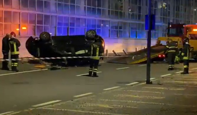 Due auto si scontrano e una si ribalta, uomo incastrato nell’abitacolo: grave al Cto