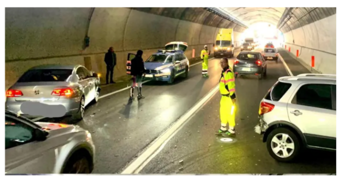 Avigliana, tamponamento tra due auto nella galleria Monte Cuneo: due feriti