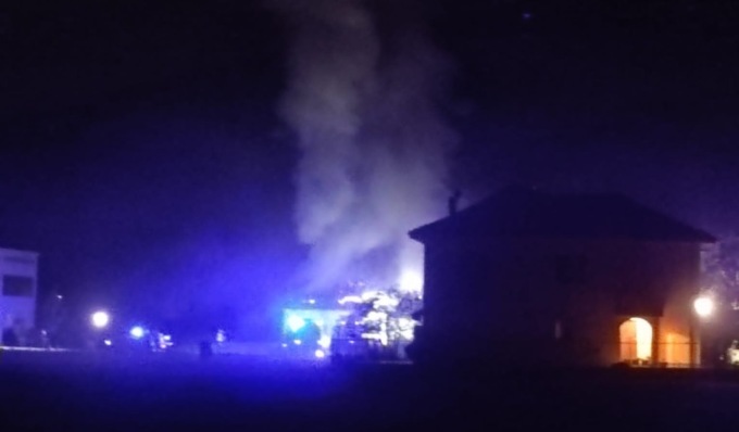 Incendio nella notte, in fiamme il tetto e la mansarda di una villetta
