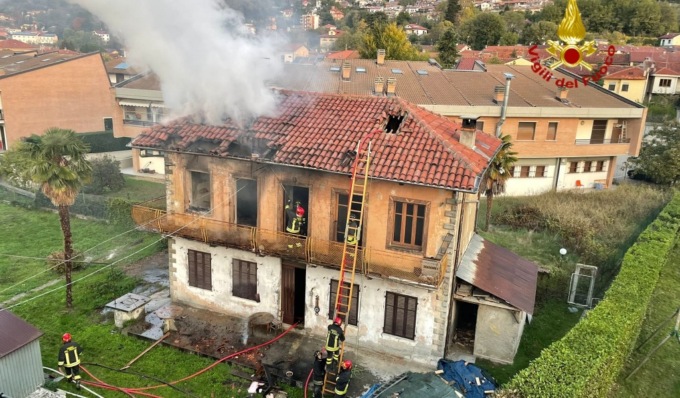 Incendio in casa, uomo fugge dalle fiamme che invadono la camera da letto