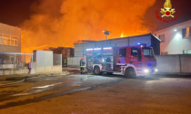 Incendio capannoni a Villastellone, roghi estinti: si segue la pista dolosa