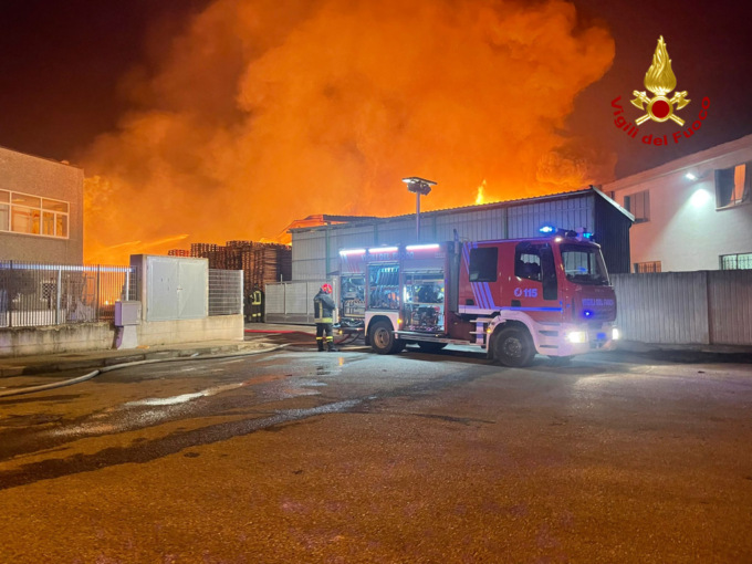 Incendio capannoni a Villastellone, roghi estinti: si segue la pista dolosa