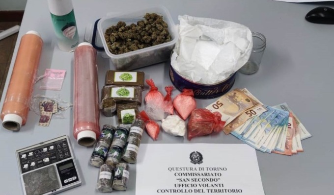 Nei mobili del soggiorno nasconde oltre un chilo di droga: arrestato per spaccio