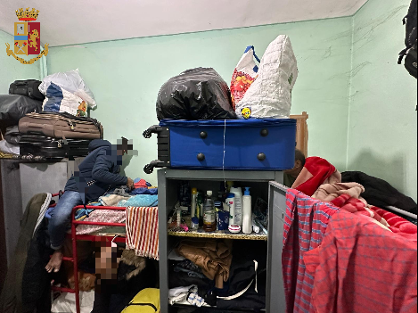 Controllo stabile nel quartiere Aurora: 28 uomini stipati in due appartamenti