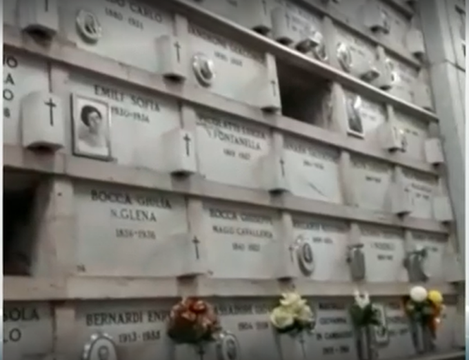 Cimitero Monumentale, rimossi i fiori dai corridoi sotterranei