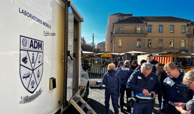 Controlli al mercato di Porta Palazzo: sottoposti a raggi X articoli di bigiotteria