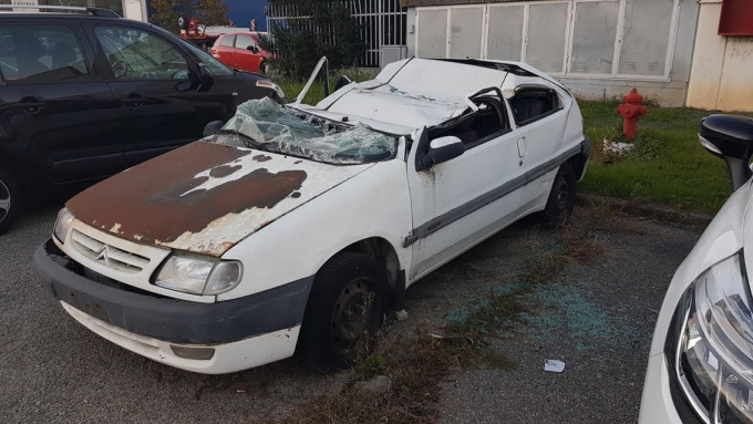 Beinasco, auto abbandonata da anni lungo Strada Antica di None