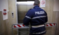 Borgo Vittoria, ladri tentano la fuga bloccando l'ascensore fra un piano e l'altro: arrestati