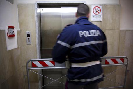 Borgo Vittoria, ladri tentano la fuga bloccando l’ascensore fra un piano e l’altro: arrestati