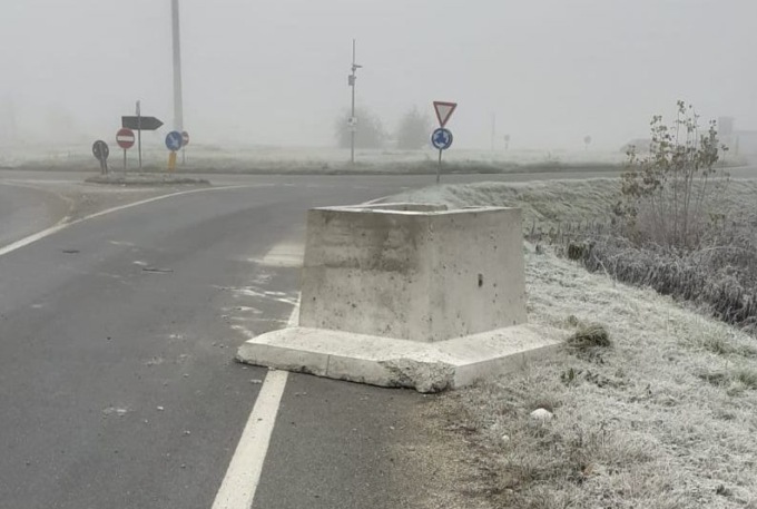 Camion perde tombino in cemento sulla Sp142 a Candiolo (e se ne va)
