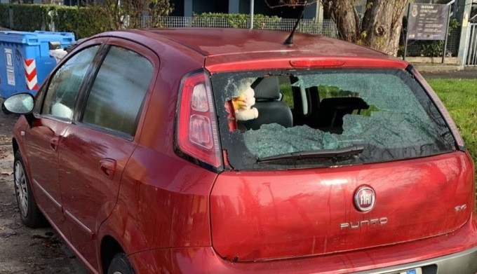 Auto vandalizzate in via del Pascolo a Nichelino