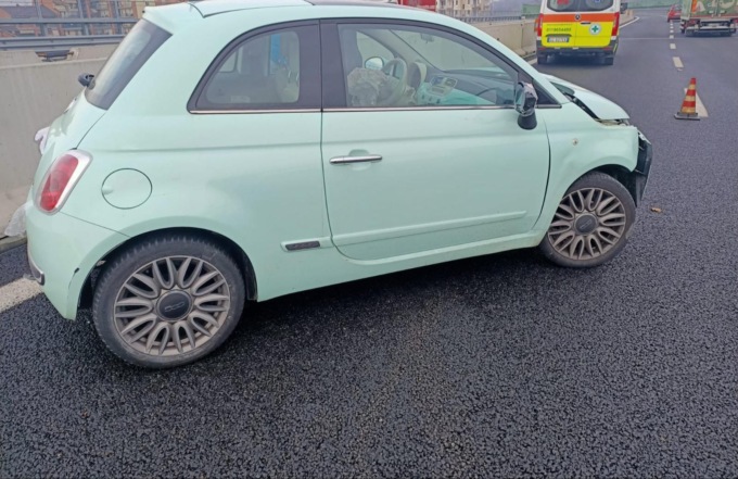 Percorre la sopraelevata di Moncalieri e si schianta contro il guard rail: una donna ferita