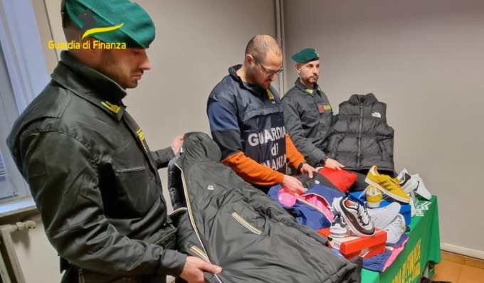 Scoperta fabbrica del falso, producevano capi contraffatti destinati ai mercati rionali