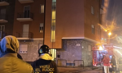 Incendio in una palazzina di via Rivoli a Beinasco: nessun ferito