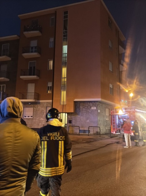 Incendio in una palazzina di via Rivoli a Beinasco: nessun ferito