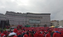 Centinaia di Babbi Natale hanno invaso piazza Polonia per raccogliere fondi per i bambini malati