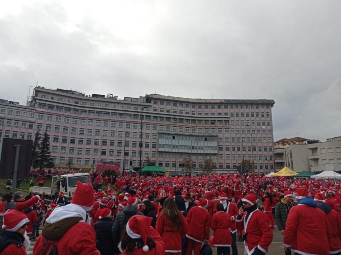 Centinaia di Babbi Natale hanno invaso piazza Polonia per raccogliere fondi per i bambini malati