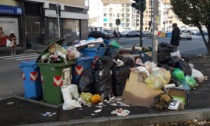 Moncalieri come Nichelino: ammasso di rifiuti lungo i marciapiedi in corso Roma