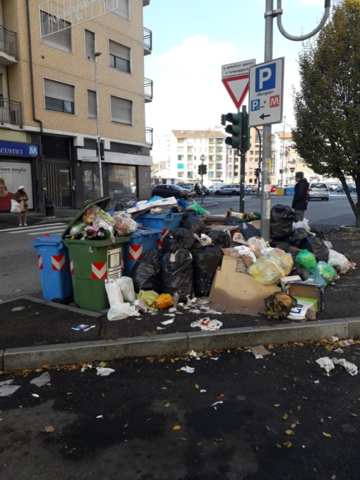 Moncalieri come Nichelino: ammasso di rifiuti lungo i marciapiedi in corso Roma
