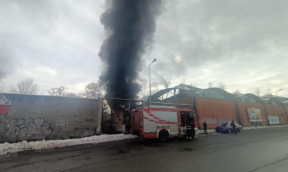 Incendio nell'ex Firsat di Moncalieri: in fumo numerosi copertoni