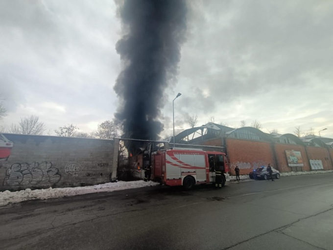 Incendio nell’ex Firsat di Moncalieri: in fumo numerosi copertoni