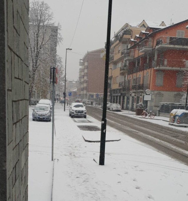 Polemiche a Nichelino dopo la caduta della neve. I cittadini: “Strade impraticabili”