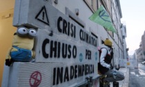 "Chiuso per inadempienza", attivisti murano l'ingresso dell'Assessorato all'Ambiente