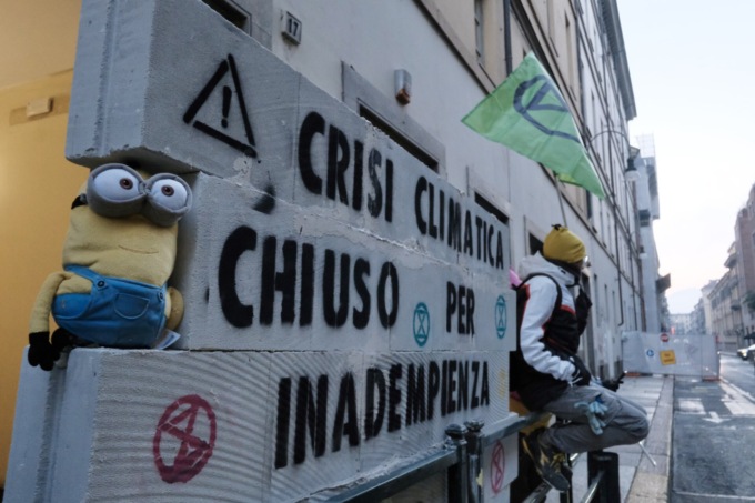 “Chiuso per inadempienza”, attivisti murano l’ingresso dell’Assessorato all’Ambiente