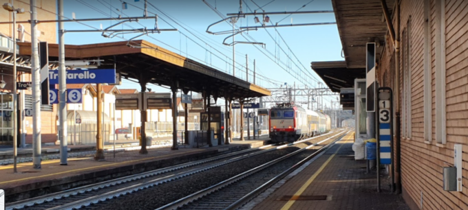 Ubriaco va in stazione a Trofarello e si mette a passeggiare sui binari: denunciato