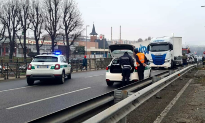 Grave incidente in corso Trieste a Moncalieri: tir sbaglia manovra e taglia la strada ad un'auto