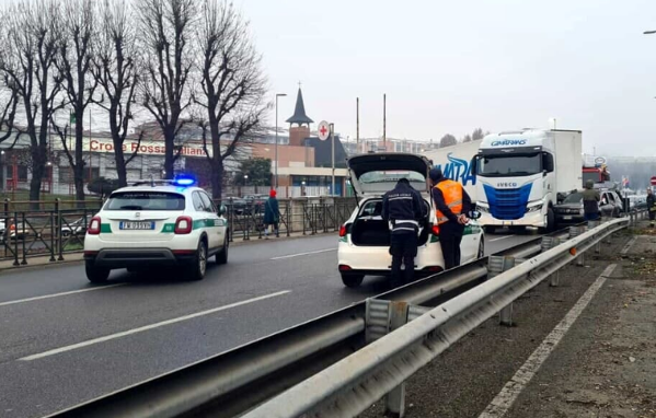 Grave incidente in corso Trieste a Moncalieri: tir sbaglia manovra e taglia la strada ad un’auto